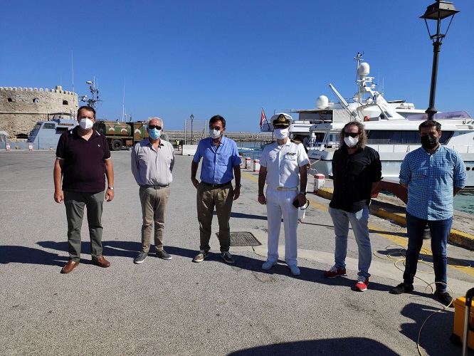 Οι εκπρόσωποι των φορέων στο λιμάνι του Ηρακλείου κατά την δοκιμή του τηλεχειριζόμενου υποβρυχίου